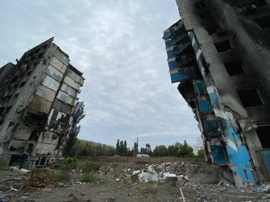 Rusya 'nın Ukrayna' yı işgalinden sonra Borodyanka 'daki yerleşim alanlarının yıkılması ve hasar görmesi