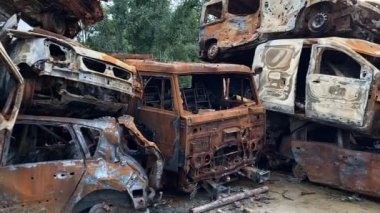 Kiev bölgesindeki Gostomel 'de yanmış ve bombalanmış bir grup araba.