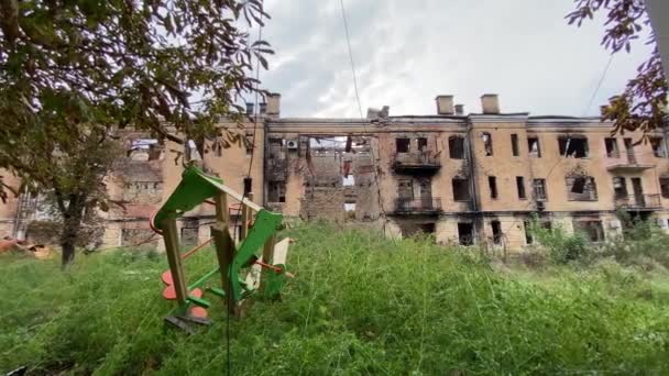 Clădiri Rezidențiale Distruse Avariate Gostomel După Invazia Rusă Din Ucraina — Videoclip de stoc