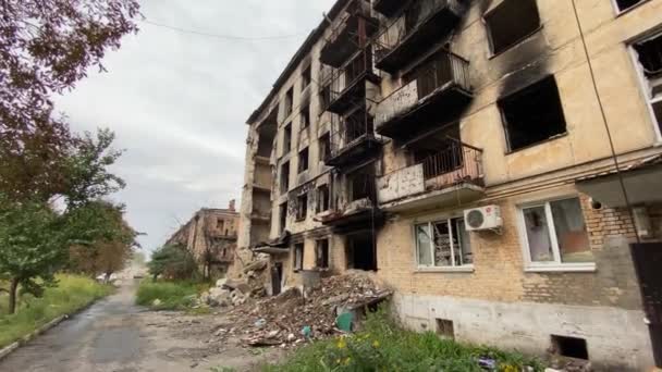 Förstörda Och Skadade Bostadshus Gostomel Efter Ryska Invasionen Ukraina Efter — Stockvideo