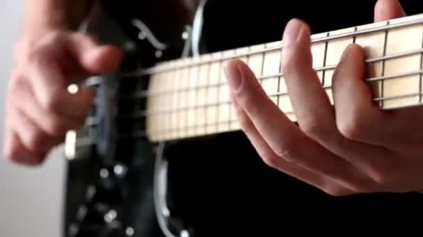 Bass spielen — Stockvideo