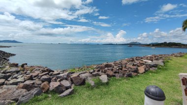 Tropik tatil. Güzel deniz manzarası, kayalar ve gökyüzü Amador, Panama Şehri.