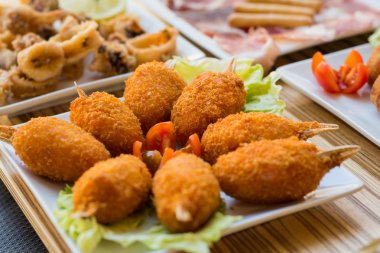 Patas de cangrejo rebozadas.