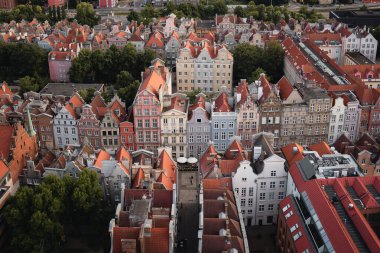Polonya 'nın Gdansk Eski Kasabası' ndaki eski renkli evler yukarıdan bakıldığında