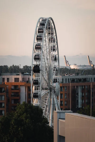 Yaz başında Gdansk şehrinde turistler için büyük dönme dolap.