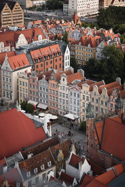 Gdansk 'ın en ünlü caddesinde, Dlugi Targ adında, köşegen üzerinde bulunan tarihi renkli evler.