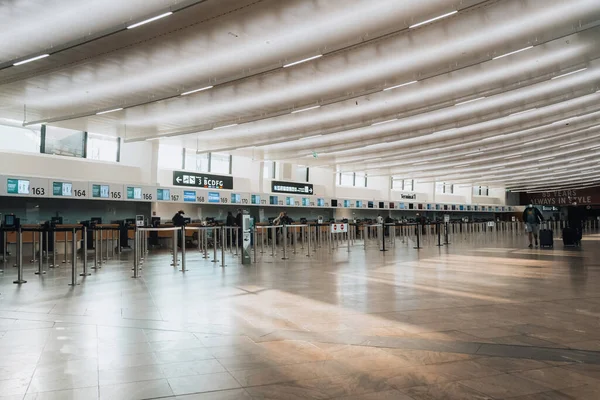 Coronavirus salgını sırasında Viyana 'nın Swechat Havalimanı' ndaki boş Terminal 1 binasında altın öğlen ışığı altında kayıt gişelerinde. Sadece birkaç kişi geçiyor..