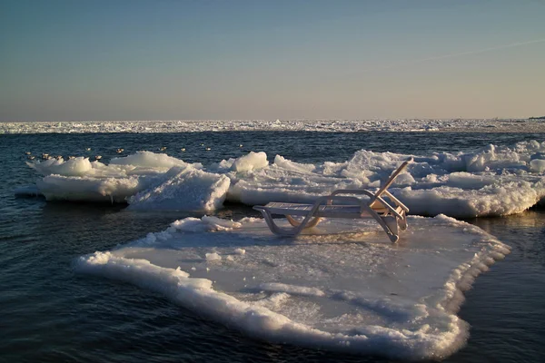 氷の流氷でデッキチェア — ストック写真