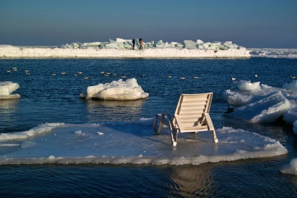Cadeira de convés em uma plataforma de gelo — Fotografia de Stock