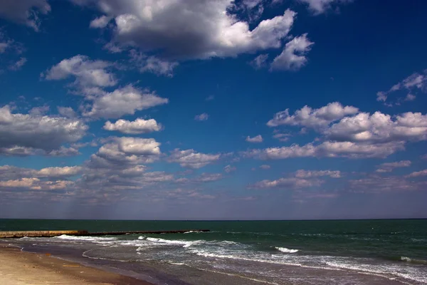 Zee en blauwe lucht — Stockfoto