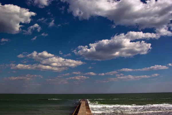 Море і блакитне небо — стокове фото