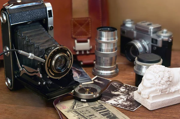 老式相机和复古物品 图库图片