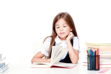 Okula dönelim. Eğitim, okuma ve öğrenme kavramı.