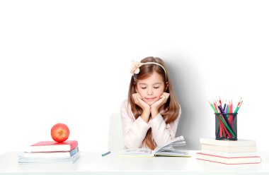 Okula dönelim. Eğitim, okuma ve öğrenme kavramı.