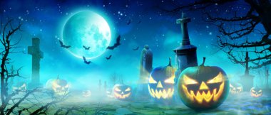 Ürkütücü bir gecede balkabağıyla Cadılar Bayramı.