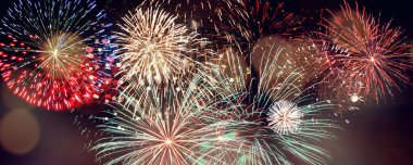 Bokeh özgeçmişi olan renkli bir havai fişek. Yeni yıl kutlaması, soyut tatil geçmişi