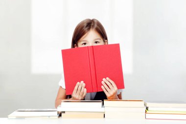 Okula dönelim. Eğitim, okuma ve öğrenme kavramı.