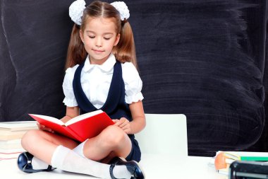 Okula dönelim. Eğitim, okuma ve öğrenme kavramı.