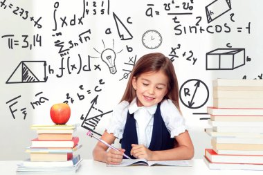 Okula dönelim. Eğitim, okuma ve öğrenme kavramı.