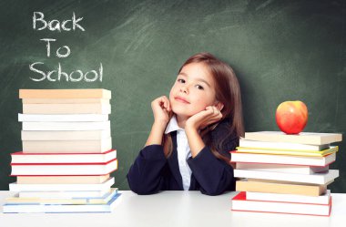 Okula dönelim. Eğitim, okuma ve öğrenme kavramı.