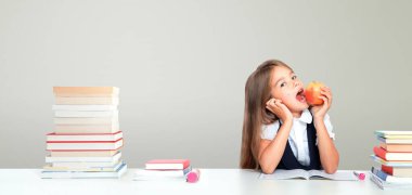 Okula dönelim. Eğitim, okuma ve öğrenme kavramı.