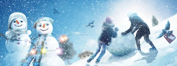 Mutlu Kardan Adam Kışın Ortasında Dikiliyor — Stok fotoğraf