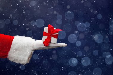 Noel Baba hediye tutuyor. Mutlu Noeller kompozisyon konsepti.