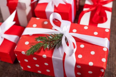 Saten kurdeleyle paketlenmiş bir hediye kutusu. Mutlu Noeller..