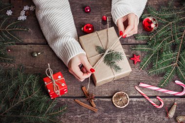 Saten kurdeleyle paketlenmiş bir hediye kutusu. Mutlu Noeller..
