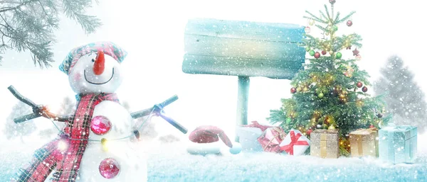 Mutlu Kardan Adam Kışın Ortasında Dikiliyor — Stok fotoğraf