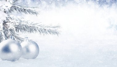 Mutlu Noel kompozisyonu ve bayram süslemeleri.