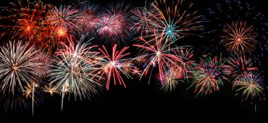 Bokeh özgeçmişi olan renkli bir havai fişek. Yeni yıl kutlaması, soyut tatil geçmişi