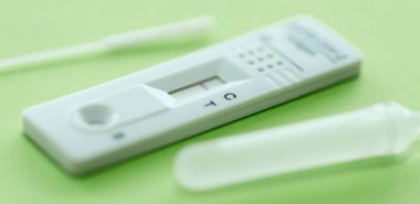 Ekspres korona testi. Negatif covid antijen testi.