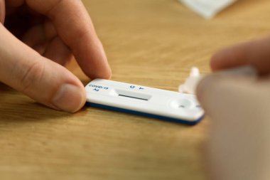 Covid hızlı antijen burun testi. Evde ya da Corona test istasyonunda kendini test et..