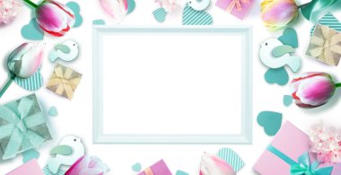 Çiçekli ve hediyeli yaratıcı bir düzen. Bahar minimum konsepti. Doğa arkaplanı.