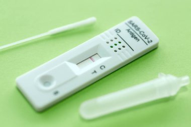 Ekspres korona testi. Negatif covid antijen testi.