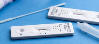 Ekspres korona testi. Pozitif covid antijen testi.