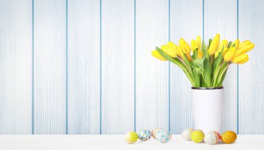 Laleli Paskalya kompozisyonu. Şenlik dekorasyonu. Mutlu Paskalyalar.