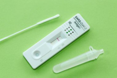 Ekspres korona testi. Negatif covid antijen testi.