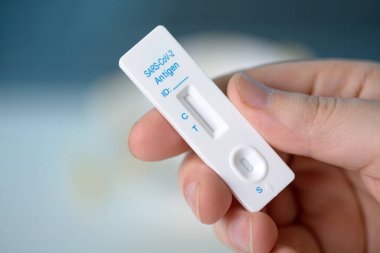 Covid hızlı antijen burun testi. Evde ya da Corona test istasyonunda kendini test et..