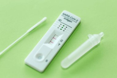 Ekspres korona testi. Pozitif covid antijen testi.