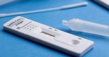 Ekspres korona testi. Pozitif covid antijen testi.