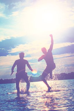 Bir yaz günü kumsalda oyun oynayan bir grup genç..