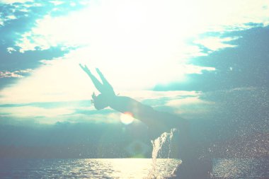 Bir yaz günü kumsalda oyun oynayan bir grup genç..