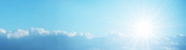 Güneşli bir günde bulutlu panoramik gökyüzü.