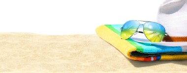 Yaz tatili kavramı. Okyanus plajı ve palmiyeli güneş gözlükleri..