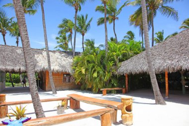 Avuçlar boş tropik kumsalda.