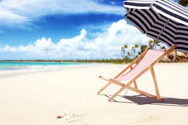 Denize yakın kumsalda ahşap şezlonglar. Tatil arkaplanı.