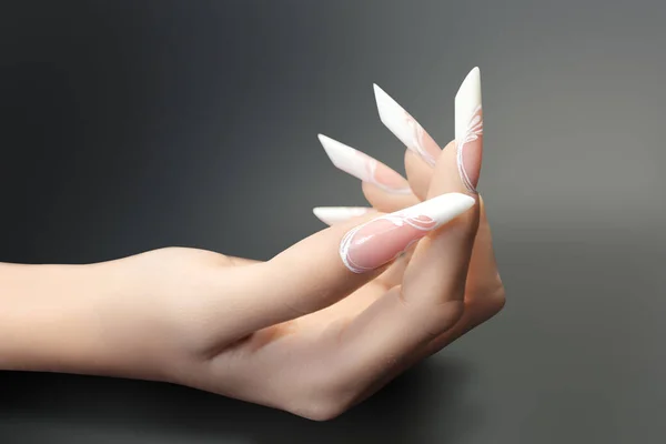 Polerowanie Paznokci Trendy Kobieta Stylowym Manicure — Zdjęcie stockowe