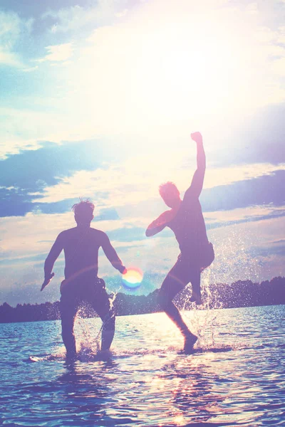 Bir yaz günü kumsalda oyun oynayan bir grup genç..